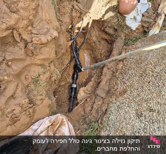 תיקון צינור מים באדמה על ידי אינסטלטור